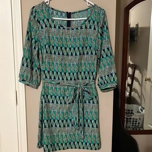 Cute little green geometric design dress! Slightly worn but in top tier shape!